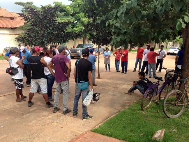 Empregados de cerâmica voltam à greve para receber o 13º